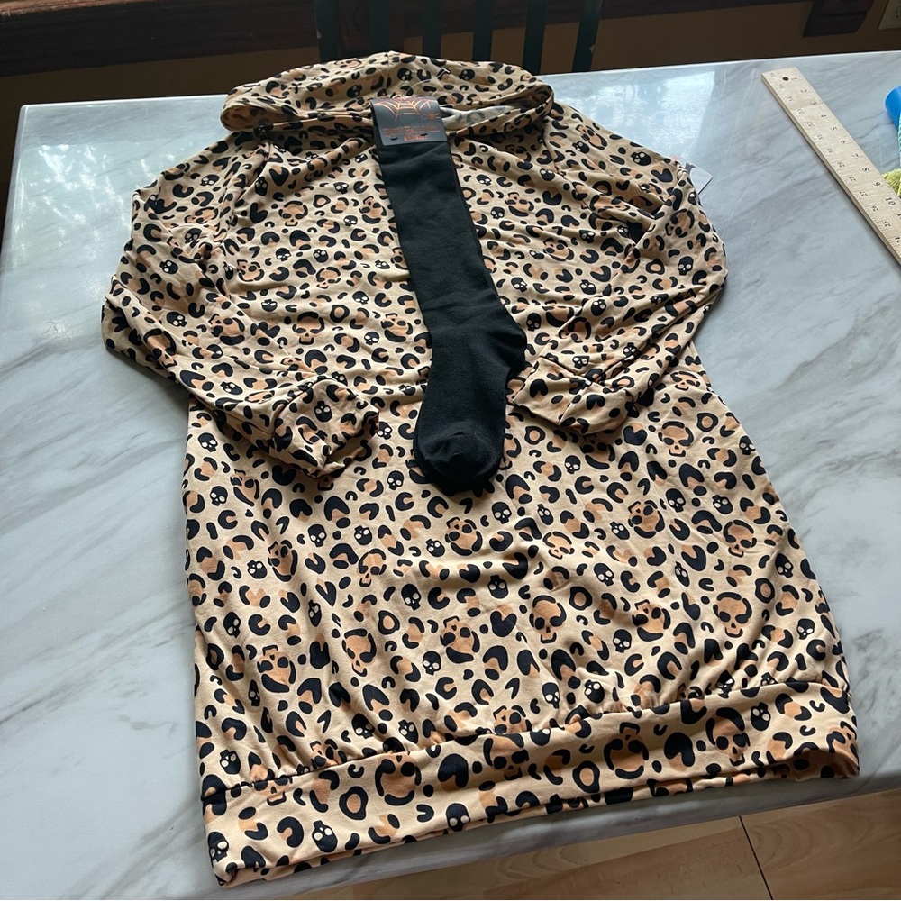 Shosho Women’s Size Large Leopard + Socks Set Nightgown Hoodie
